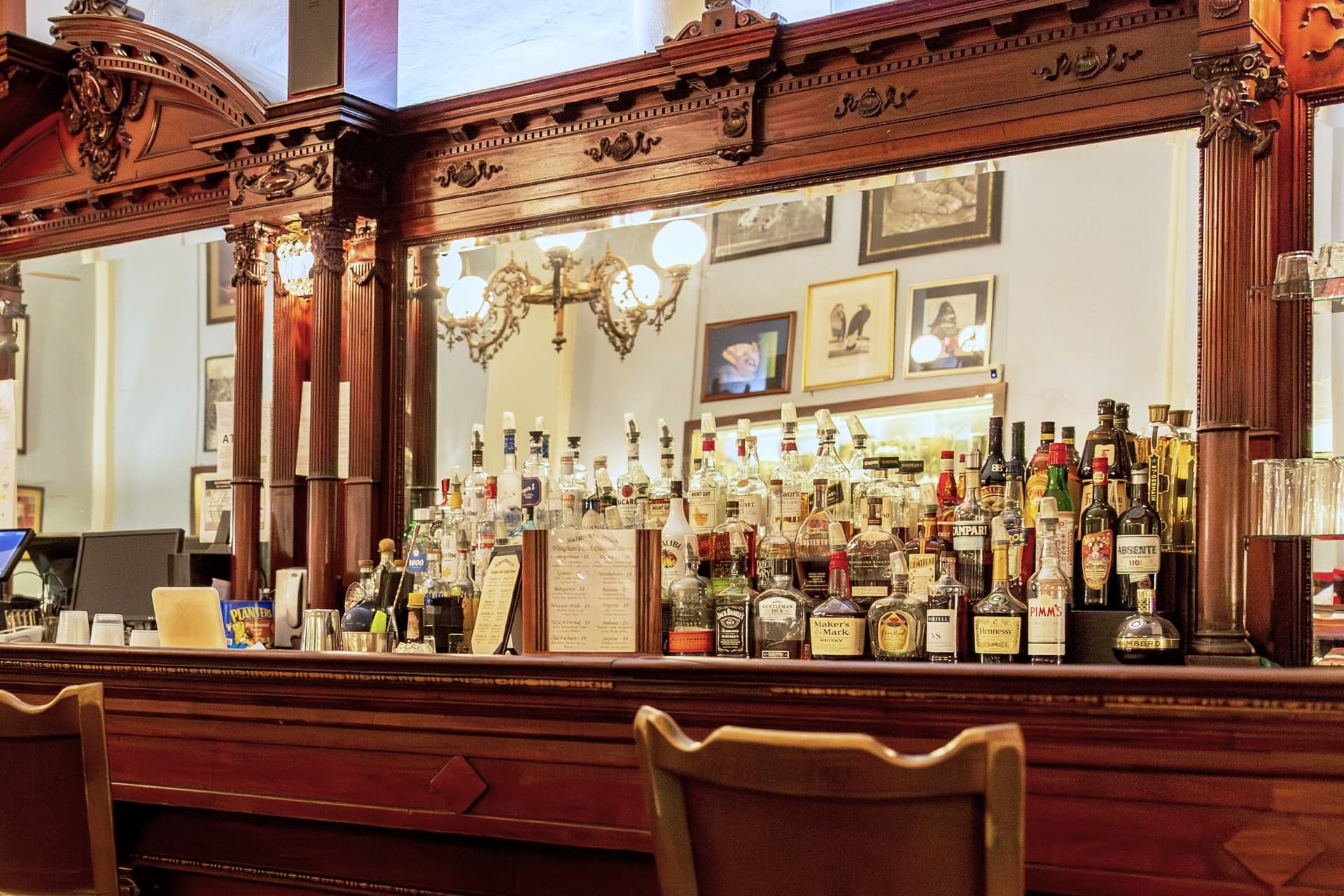 /amenities/Vaughan_s Pub/new orleans athletic club- pub-closeup.jpg